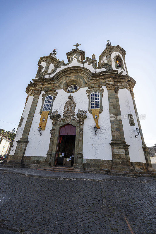 卡梅尔圣母教堂(Igreja Nossa Senhora do Carmo)的正面，位于巴西米纳斯吉拉斯州的圣若奥德尔雷